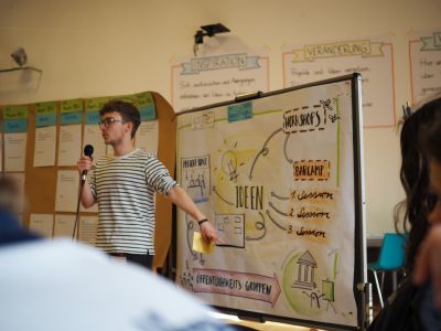 Robert zeigt auf schönen Metaplan.jpg